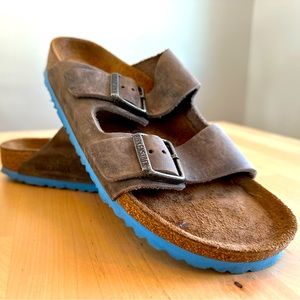 Birkenstock - Arizona women’s sandal, taupe leather + blue sole, size 40